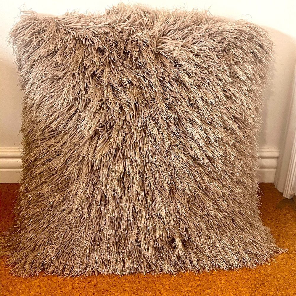 SAFAVIEH Retro Chic Indoor/ Outdoor 20-inch Shag Decorative Pillow